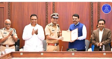 *ई-गव्हर्नन्समध्ये नाशिक पोलीस आयुक्तालय अव्वल; राज्यात प्रथम क्रमांक*  *मुख्यमंत्र्याच्या हस्ते पोलीस आयुक्त संदीप कर्णिक यांनी केला पुरस्काराचा स्वीकार* 